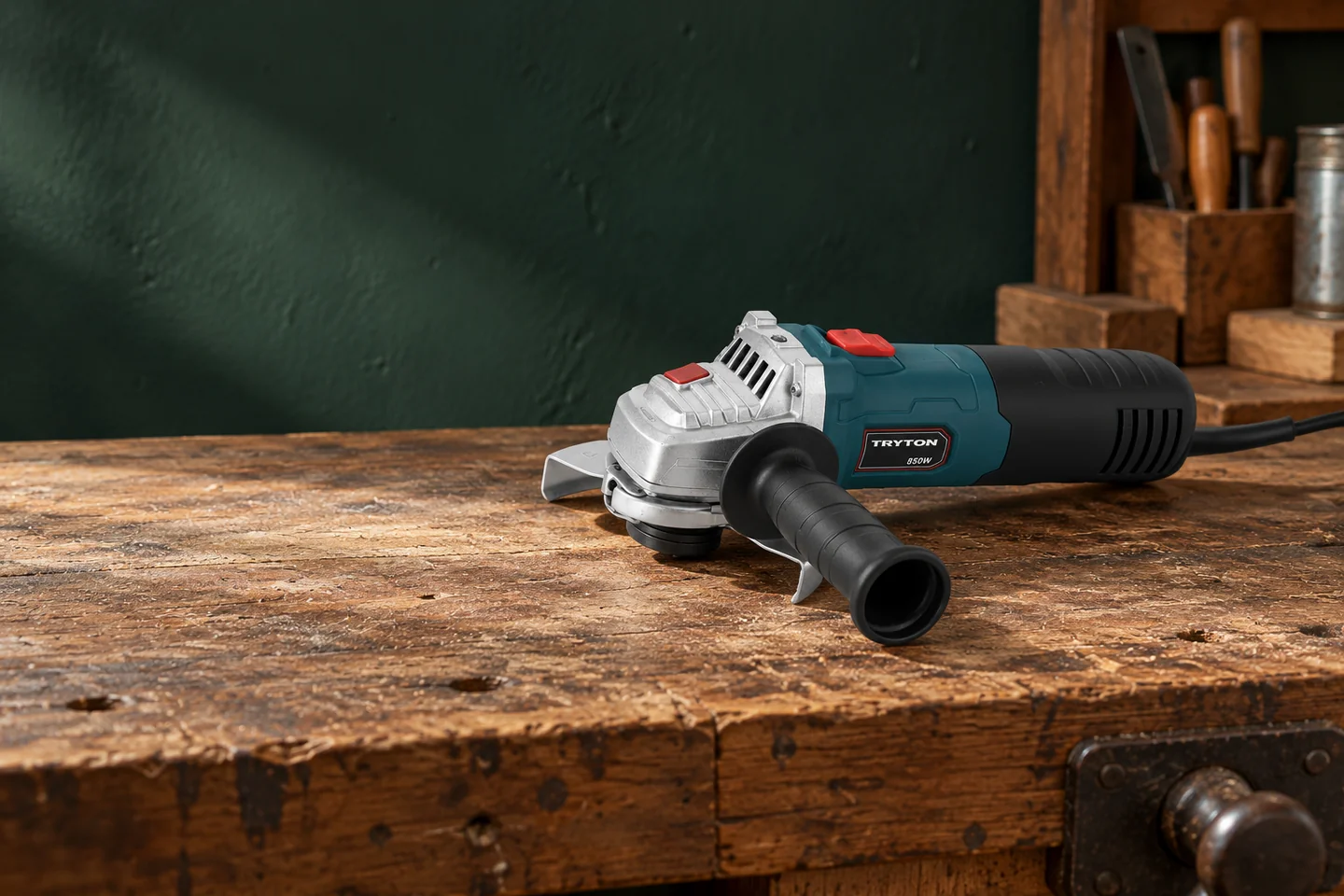 Polizor Unghiular - 125 mm / 850 W intr-un decor de atelier.